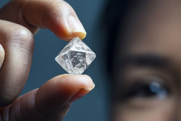 钻石是怎么形成的，由碳受到高温挤压而成